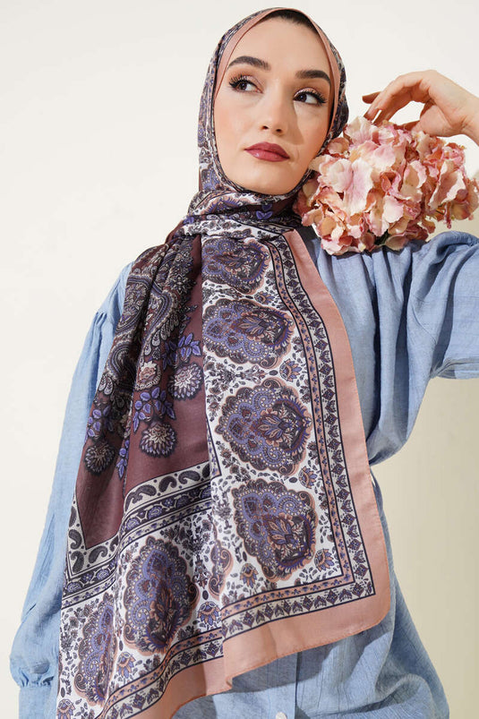 Weicher Schal mit nostalgischem Motiv, braun