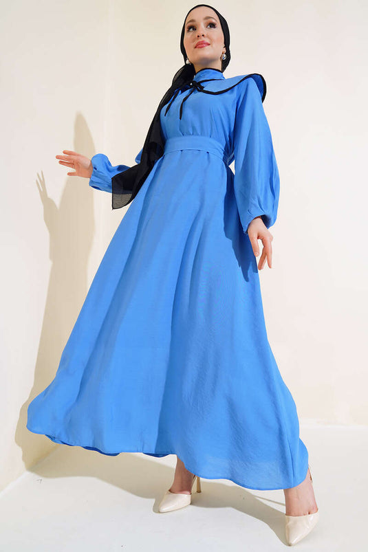 Nostalgisches Kleid mit Kragen und Gürtel in Blau