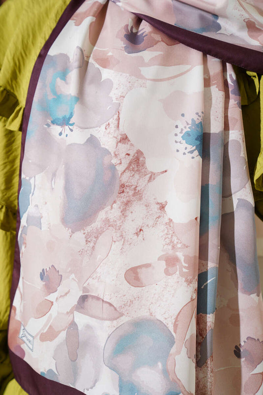 Écharpe en sergé de soie marron foncé de la série Nur