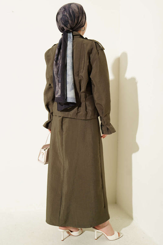 Set mit Schulterklappen, tailliertem Rock in Khaki