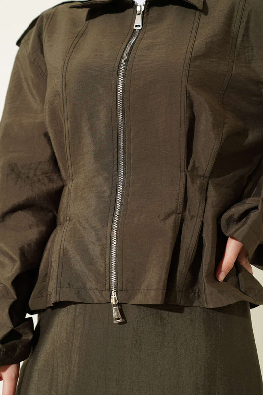 Set mit Schulterklappen, tailliertem Rock in Khaki