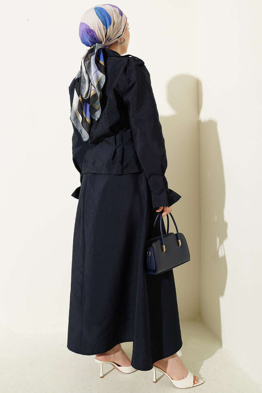 Completo con spalline, vita sagomata e gonna a pieghe blu scuro