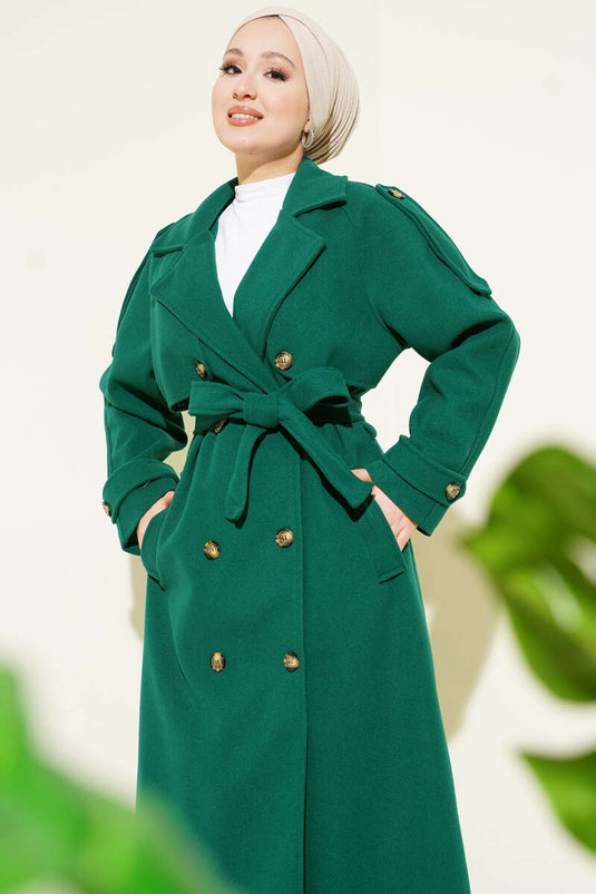 معطف كاشيه زمردي بتفاصيل أزرار وأكتاف مزينة بالأبليت