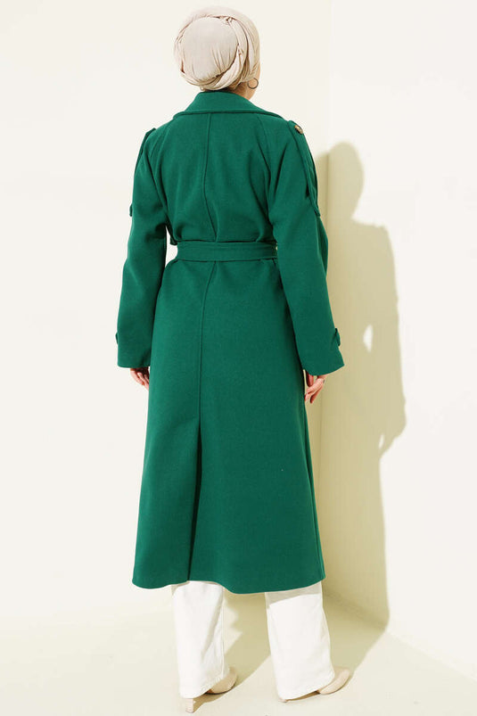 معطف كاشيه زمردي بتفاصيل أزرار وأكتاف مزينة بالأبليت