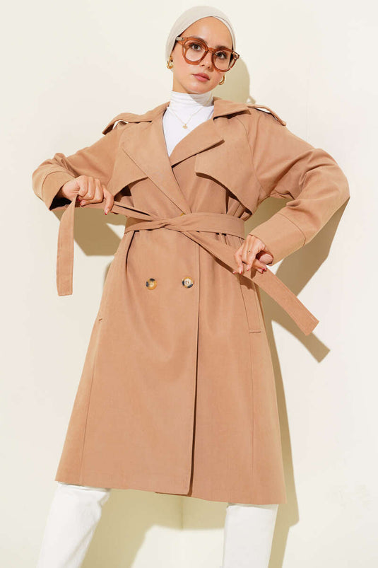 معطف ترنش بتفاصيل أزرار وكتف من اللون البيج