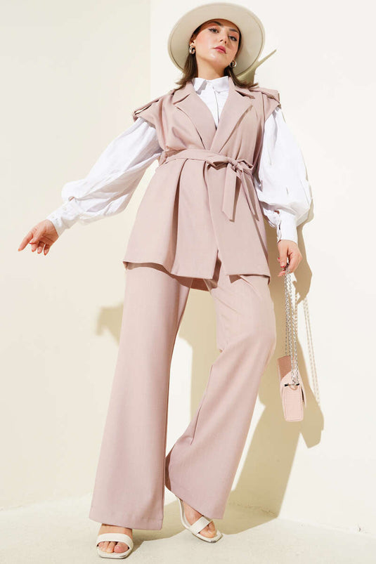 Zweireihiger Anzug mit Gürtel und Weste Puder