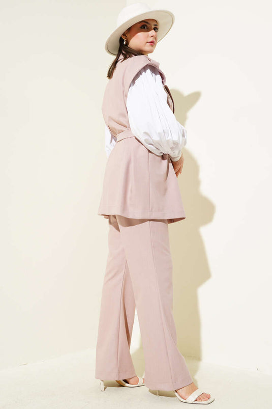 Zweireihiger Anzug mit Gürtel und Weste Puder