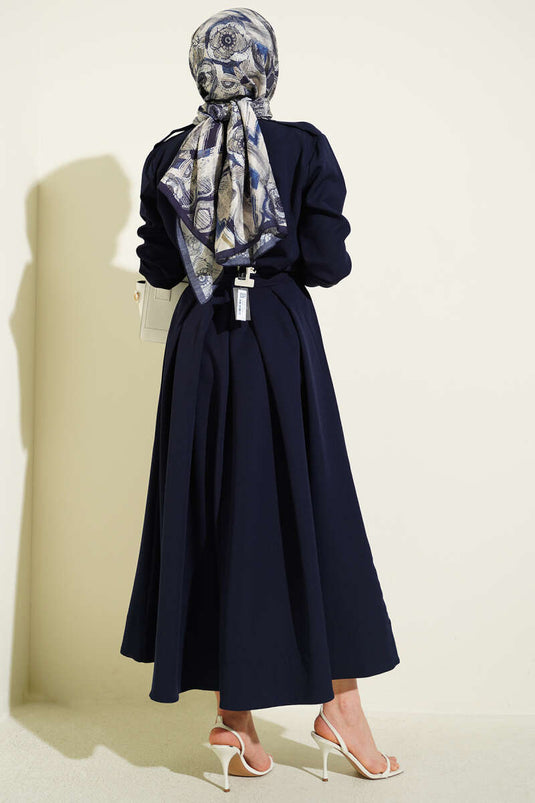 Zweiteiliger Anzug mit Schulterklappen und Faltenrock, Marineblau