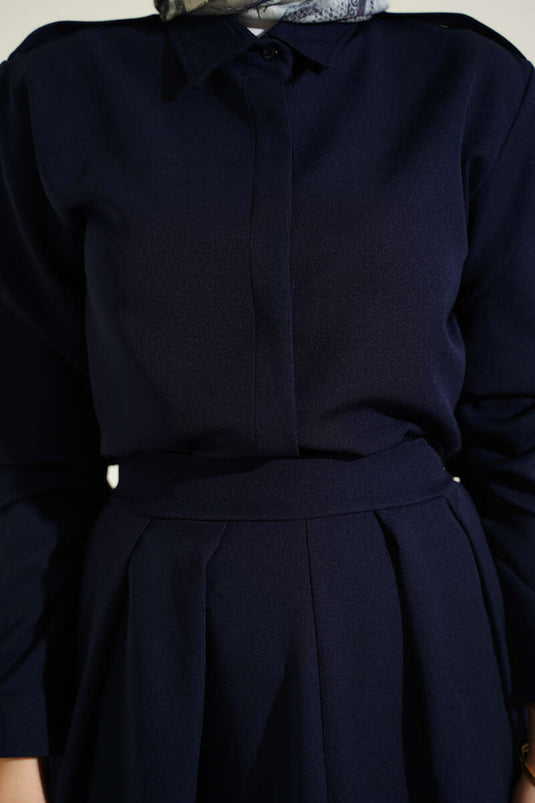 Zweiteiliger Anzug mit Schulterklappen und Faltenrock, Marineblau