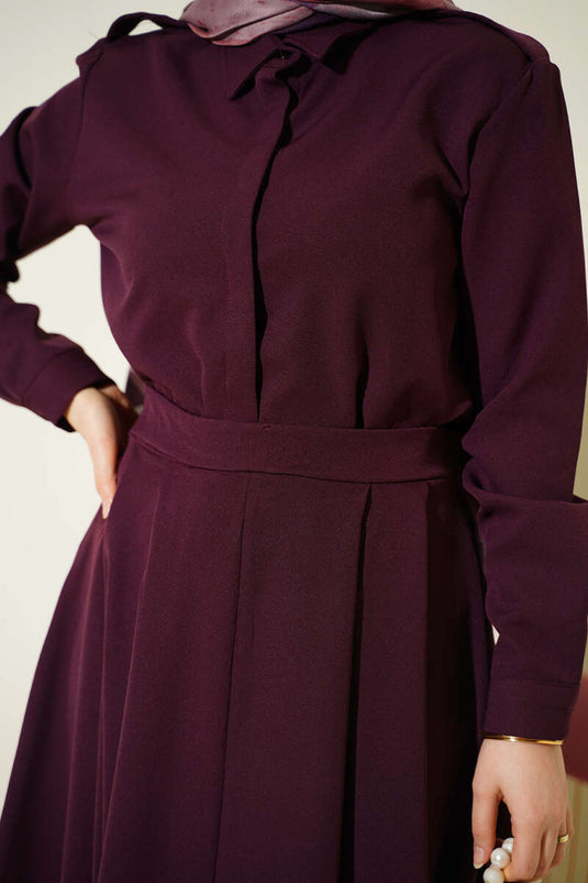 Ensemble deux pièces avec jupe plissée et épaulettes, couleur prune