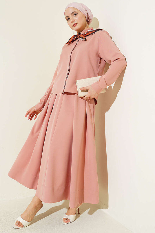 Ensemble deux pièces avec épaulettes et jupe plissée, couleur poudre