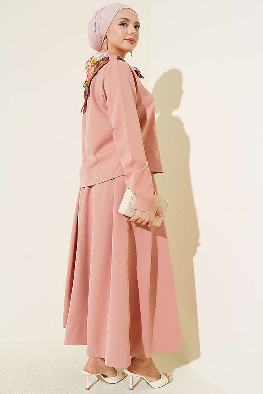Ensemble deux pièces avec épaulettes et jupe plissée, couleur poudre