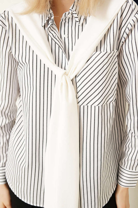 Schultertuch mit Streifen, weißes Hemd