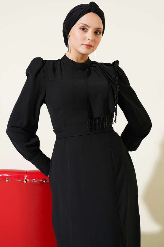 Abendkleid mit Schulterperlen und Gürtel, Schwarz
