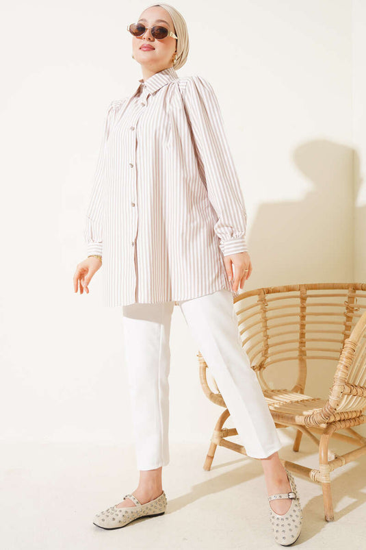 Gestreiftes Hemd mit gerafften Schultern in Latte