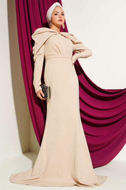 Abendkleid mit plissierten Schultern und zweireihigem Schnitt in Beige
