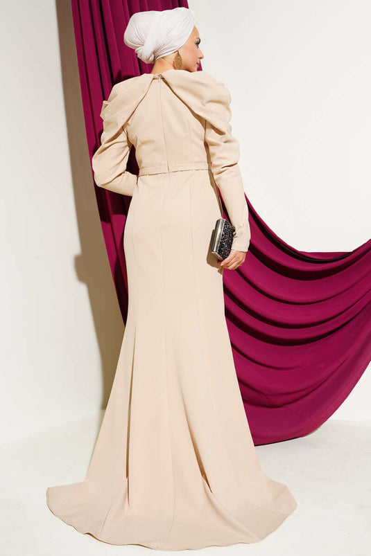 Abendkleid mit plissierten Schultern und zweireihigem Schnitt in Beige