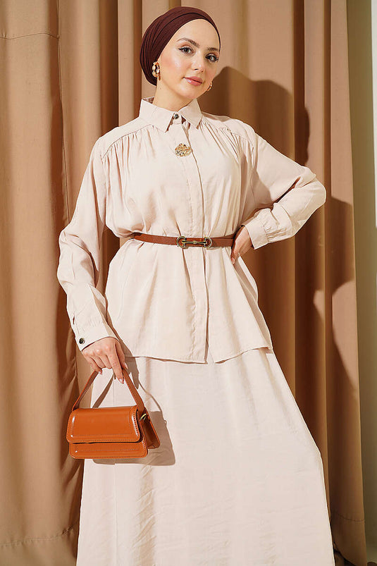 Beige tweedelige set met modal, schouderplooien en rok