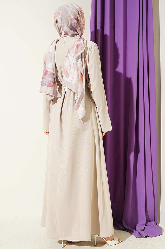 Robe Tensel beige avec épaule froncée et boucle dorée