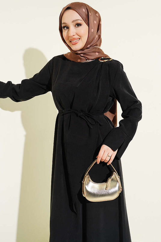 Robe Tensel noire avec épaule froncée et boucle dorée