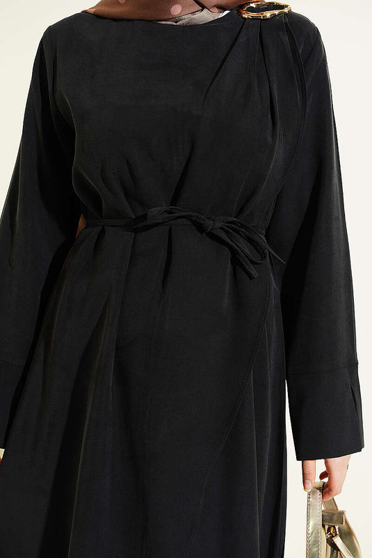 Robe Tensel noire avec épaule froncée et boucle dorée