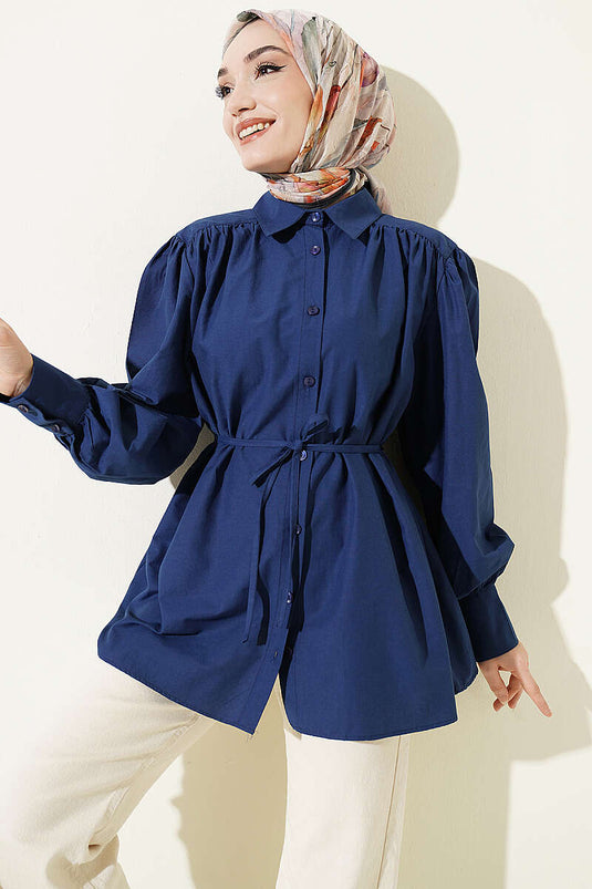 Chemise en popeline bleu marine avec ceinture et fronces aux épaules