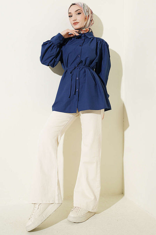 Chemise en popeline bleu marine avec ceinture et fronces aux épaules