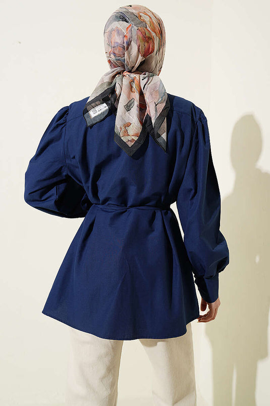 Chemise en popeline bleu marine avec ceinture et fronces aux épaules