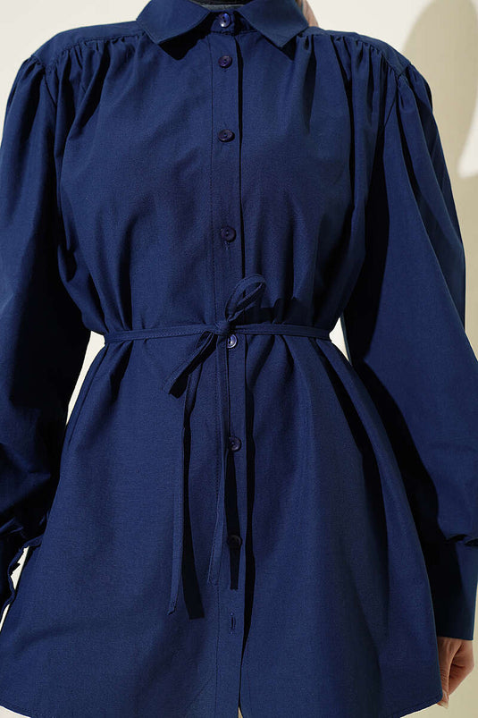 Chemise en popeline bleu marine avec ceinture et fronces aux épaules