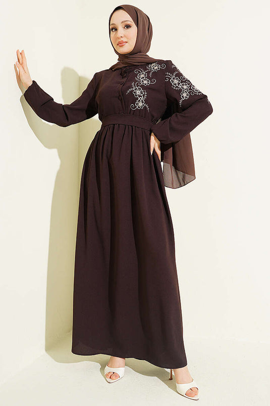 Robe boutonnée avec broderie florale sur l'épaule, marron foncé