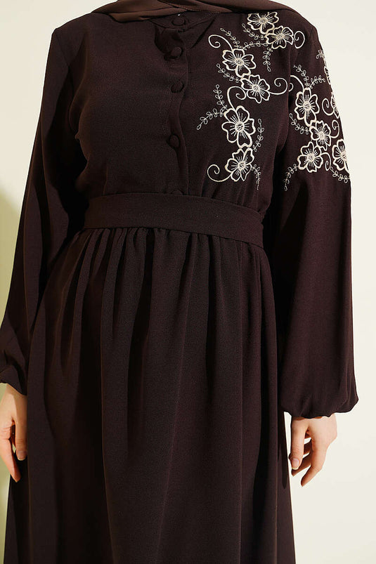 Robe boutonnée avec broderie florale sur l'épaule, marron foncé