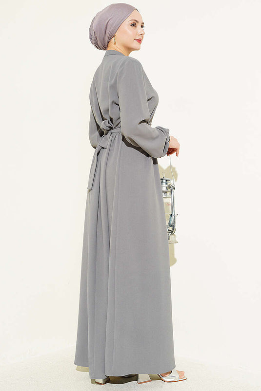Vestito grigio con bottoni e ricamo floreale sulla spalla