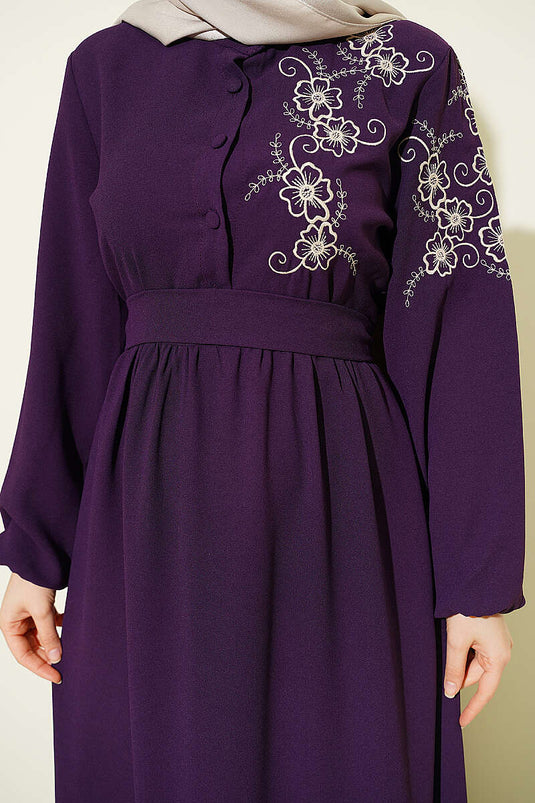 Kleid mit Schulterblumenstickerei und Knöpfen, Lila