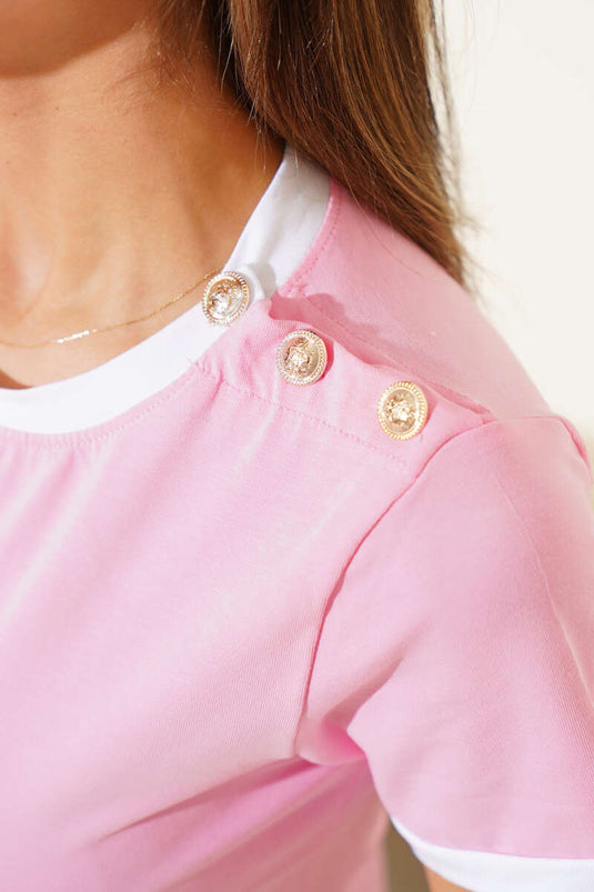 بلوزة وردية بأزرار على الكتف