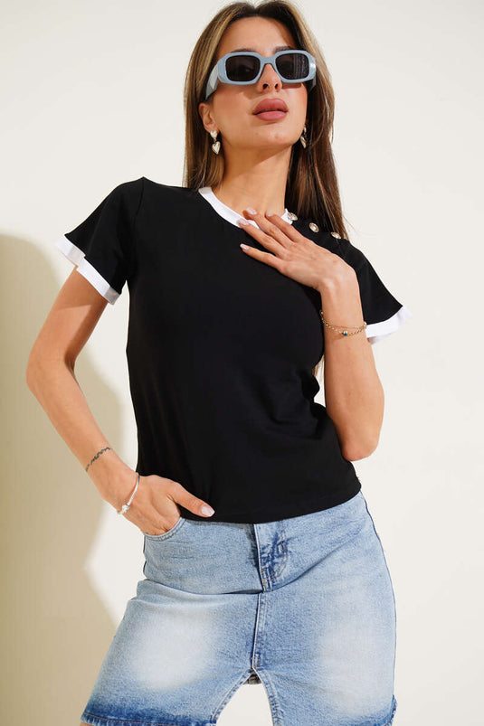 بلوزة بأزرار على الكتف باللون الأسود