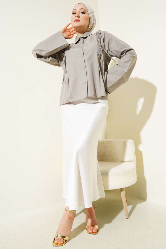 Kurzes Hemd mit Rüschen an den Schultern in Stein