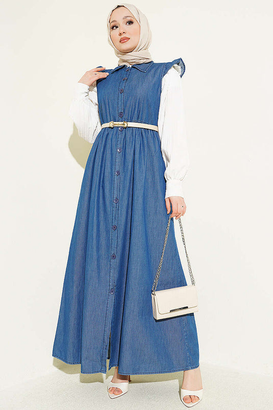 Robe bleue avec détail volanté aux épaules