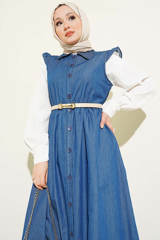 Robe bleue avec détail volanté aux épaules
