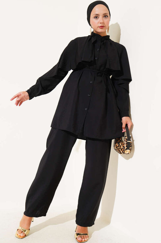 Zweiteiliger Anzug mit Cape und Rüschen an den Schultern in Schwarz