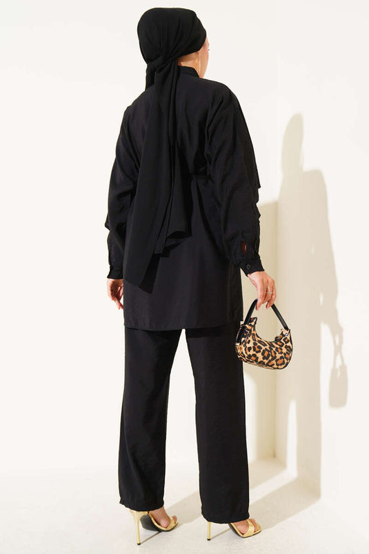 Zweiteiliger Anzug mit Cape und Rüschen an den Schultern in Schwarz