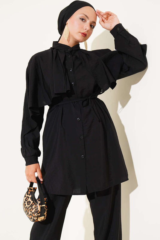 Zweiteiliger Anzug mit Cape und Rüschen an den Schultern in Schwarz