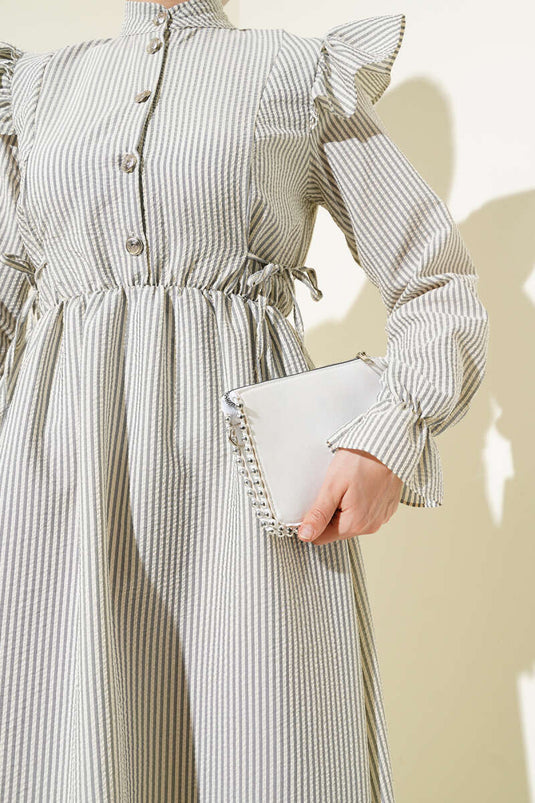 Robe en seersucker à volants et taille élastique aux épaules, couleur fumée