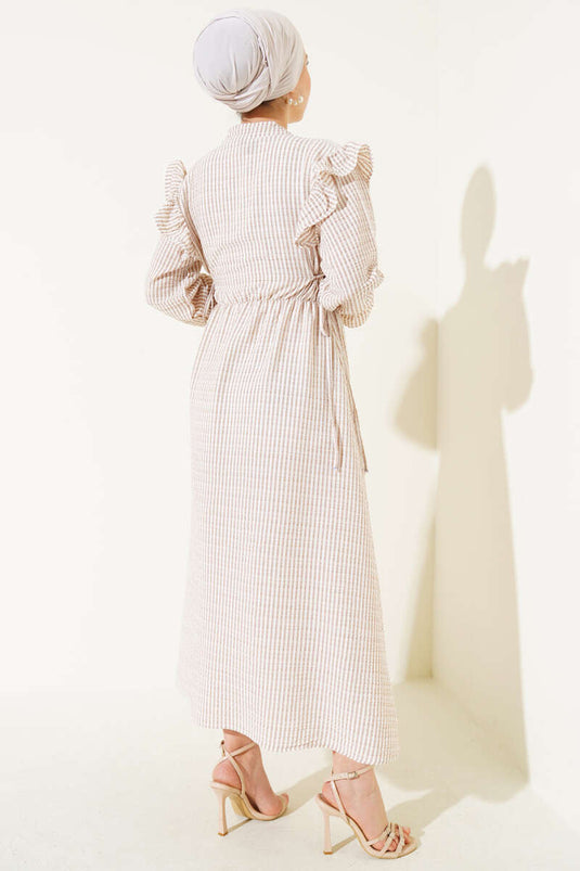 Gestreiftes Seersucker-Kleid mit Schulterrüschen in Latte