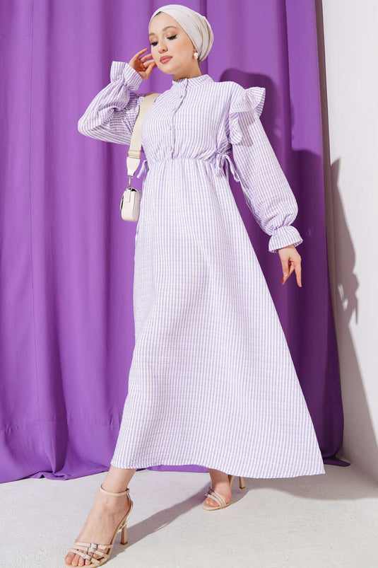 Gestreiftes Seersucker-Kleid mit Schulterrüschen in Flieder