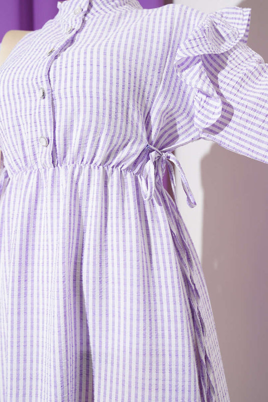 Gestreiftes Seersucker-Kleid mit Schulterrüschen in Flieder