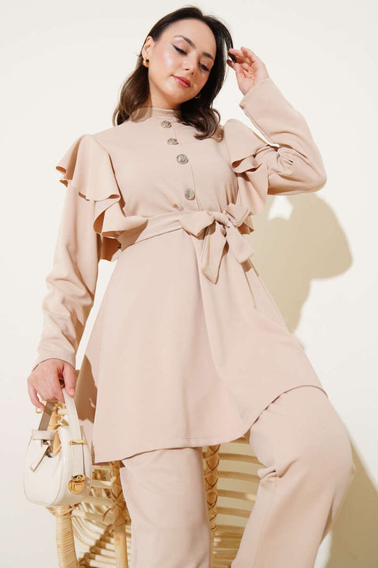 Zweiteiliger Anzug mit Schulterrüschen und Knopfdetails, Beige