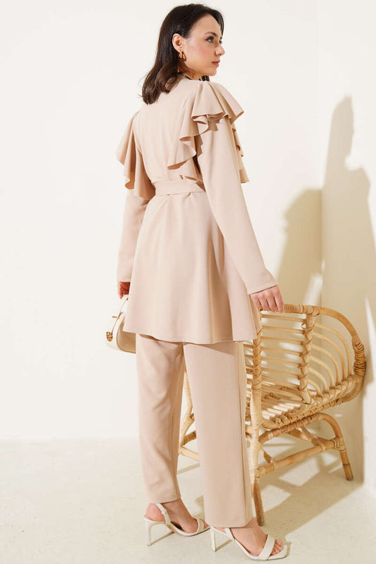 Zweiteiliger Anzug mit Schulterrüschen und Knopfdetails, Beige