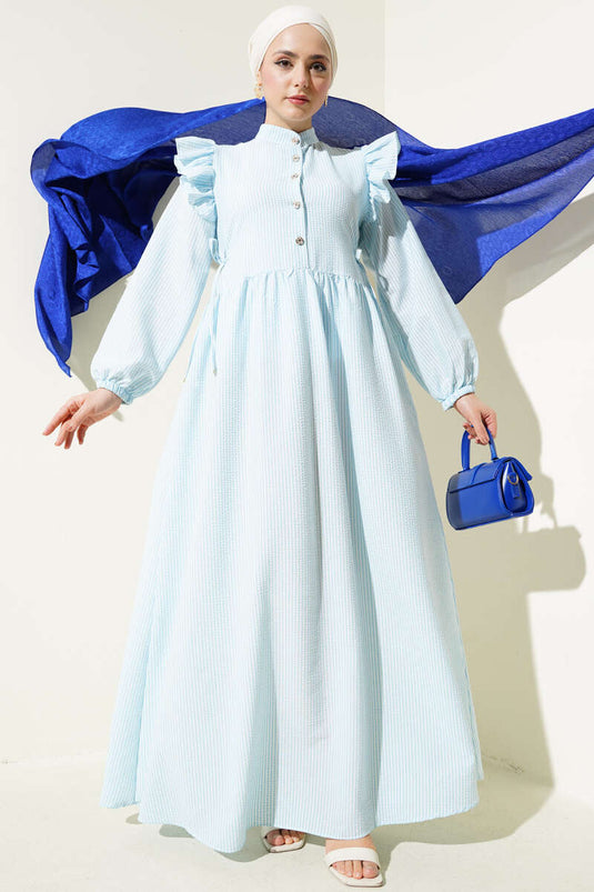 Robe en seersucker rayée bleu ciel à volants et boutons sur les épaules