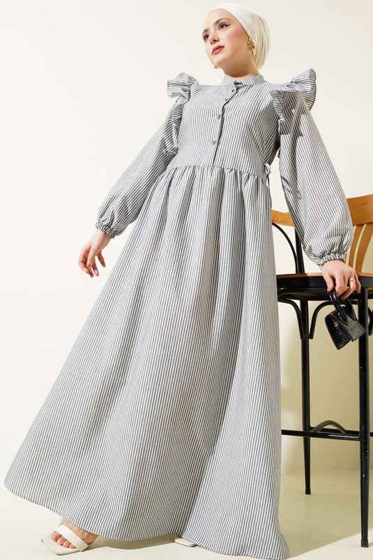 Robe noire à rayures en seersucker, à volants aux épaules et boutons.