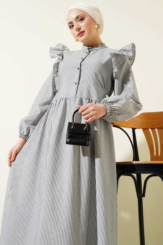 Robe noire à rayures en seersucker, à volants aux épaules et boutons.